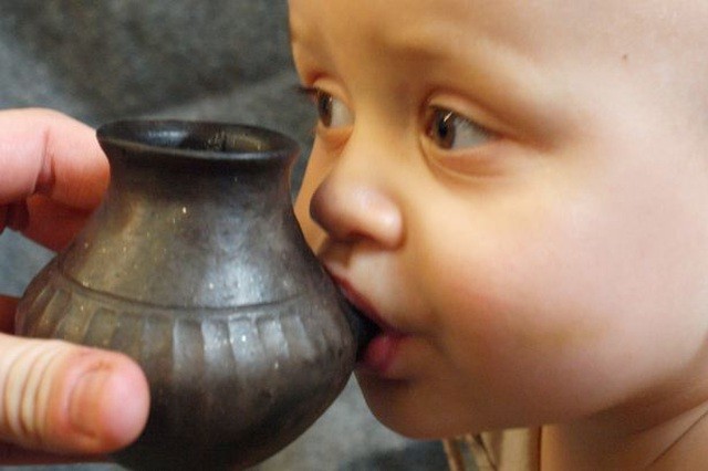 Em bé thời hiện đại đang dùng bình sữa cổ đại.