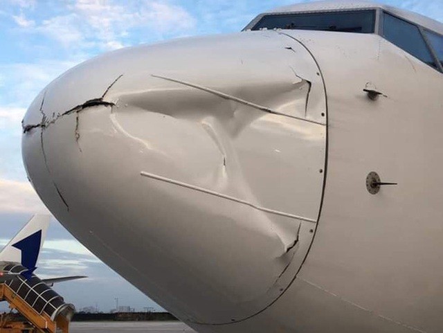 Máy bay Boeing 737 của T"way Air bị hư hỏng sau tiếng động lớn khi hạ cánh.