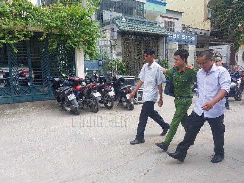 Hai người đàn ông bám trụ trong căn nhà ở hẻm 29 Nguyễn Bỉnh Khiêm được đưa ra khỏi nhà
Ảnh: Trác Rin.