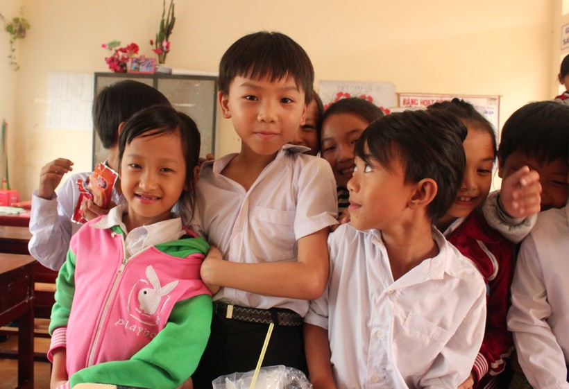 Nhiều em theo mẹ về Việt Nam sinh sống được đi học chỉ để biết chữ chứ không có hồ sơ, học bạ. Ảnh: T.G