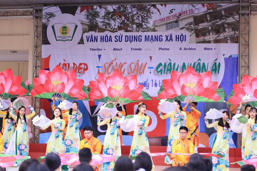 Chương trình ngoại khóa “Văn hóa sử dụng mạng xã hội” của học sinh Trường THPT Phan Huy Chú (Hà Nội)
