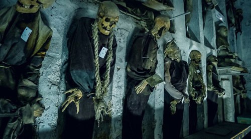 Hầm mộ Capuchin ở vùng Palermo, Sicily lưu giữ hơn 8.000 xác ướp đủ độ tuổi. Đây được coi là một trong những bảo tàng trưng bày xác ướp lớn nhất và cũng kinh hoàng nhất trên thế giới.