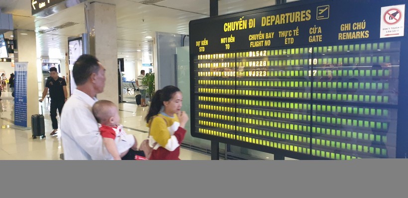 Nhiều hành khách đã có thói quen theo dõi thông tin chuyến bay từ màn hình thay vì nghe thông báo.
