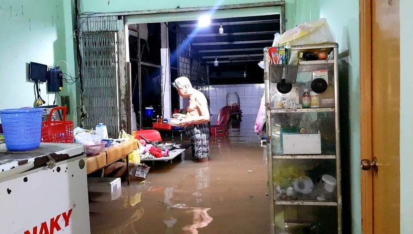 Người dân khu vực 3, cồn Khương, phường Cái Khế (quận Ninh Kiều, TP Cần Thơ) phải ăn cơm đứng vì nước ngập.  Ảnh: N. Huy