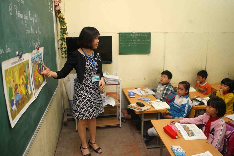 Cô Trần Thị Hiền cùng HS Trường Tiểu học Thanh Trì (Hoàng Mai, Hà Nội)