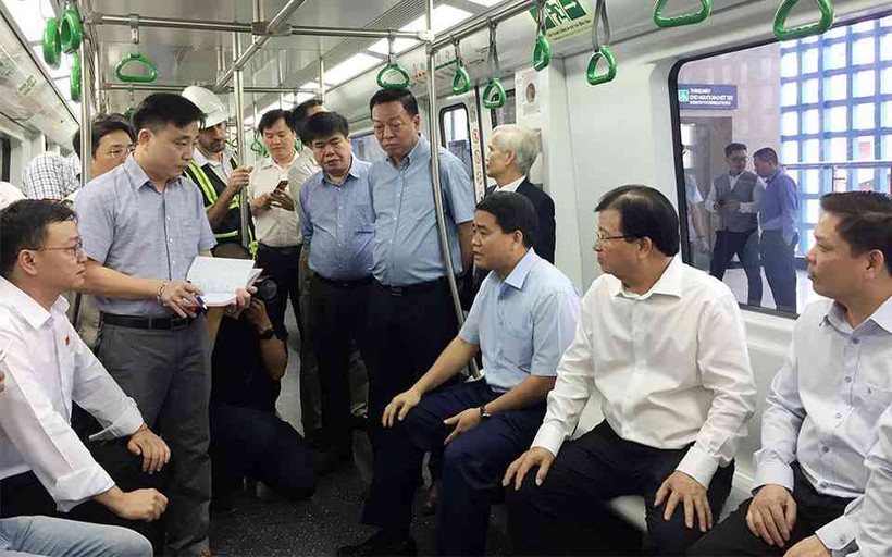 Phó Thủ tướng Chính phủ Trịnh Đình Dũng và Bộ trưởng GTVT Nguyễn Văn Thể đi thử tàu điện đường sắt Cát Linh - Hà Đông.