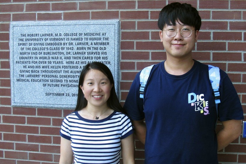 Hai SV Trung Quốc tại Trường ĐH Vermont (Mỹ).
