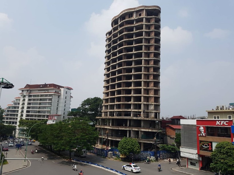 Tòa nhà công vụ của Công an TP Hà Nội tại vị trí đắc địa số 1A Yên Phụ (quận Tây Hồ) "đắp chiếu" gần một thập kỷ qua.