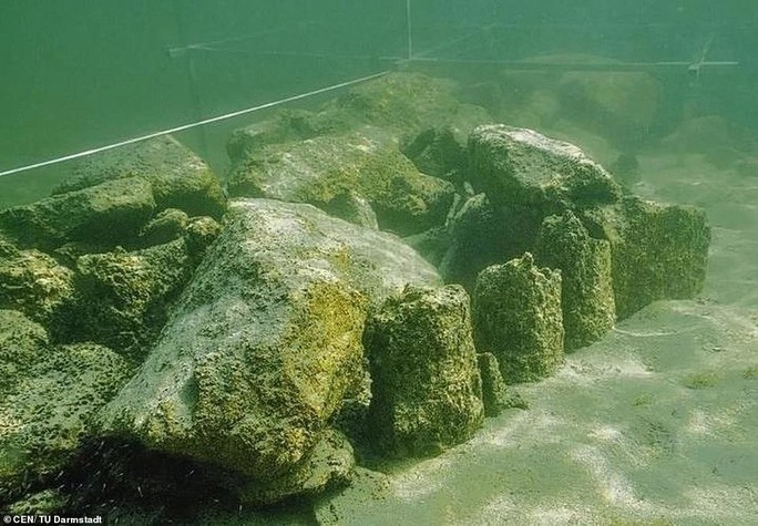 Một phần của cấu trúc thời đồ đá đã lộ diện khi trầm tích bị lấy bớt - ảnh: CEN.