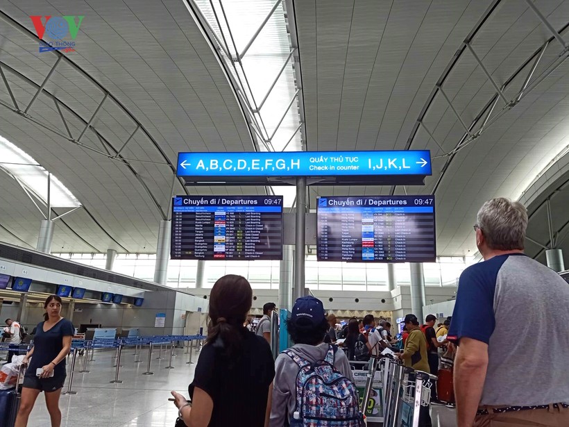 Ngày đầu tắt loa phát thanh tại sân bay Tân Sơn Nhất: Tích cực hỗ trợ khách