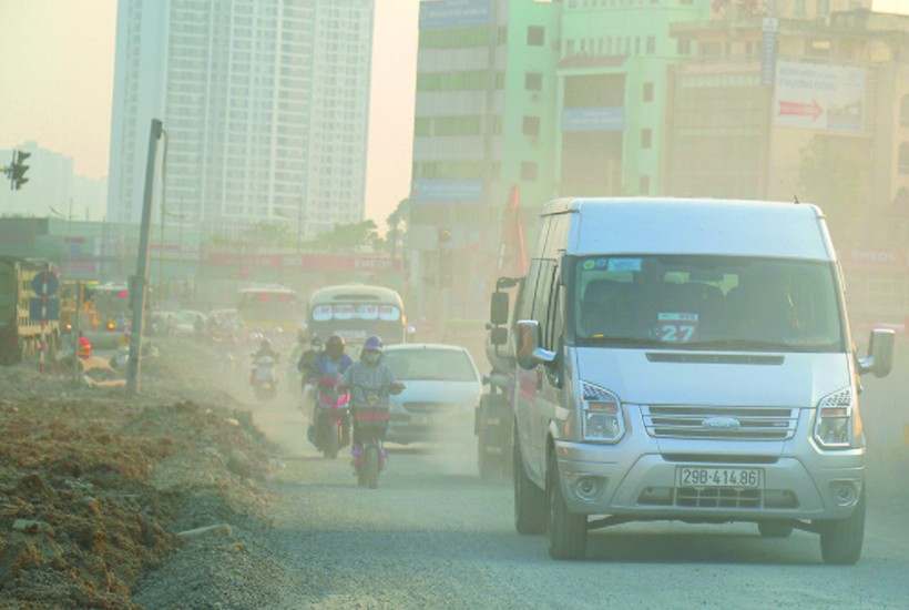 Đường Phạm Văn Đồng (Hà Nội) thường xuyên chịu cảnh ùn tắc và khói bụi mù mịt do đang trong quá trình thi công dự án mở rộng đường Vành đai 3 trên cao (Chụp chiều 28/9). Ảnh: Tạ Hải.