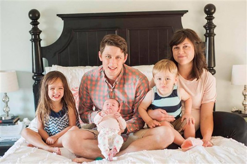 Thomas Stanley hạnh phúc bên vợ và ba con. Ảnh: Facebook.