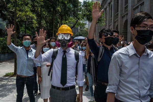 Nhân viên chính văn phòng phản đối lệnh cấm đeo mặt nạ tại quận trung tâm ở Hồng Kông