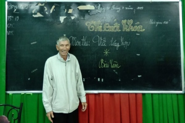 Lớp học là niềm vui của cụ ông 75 tuổi (Ảnh: NVCC). 