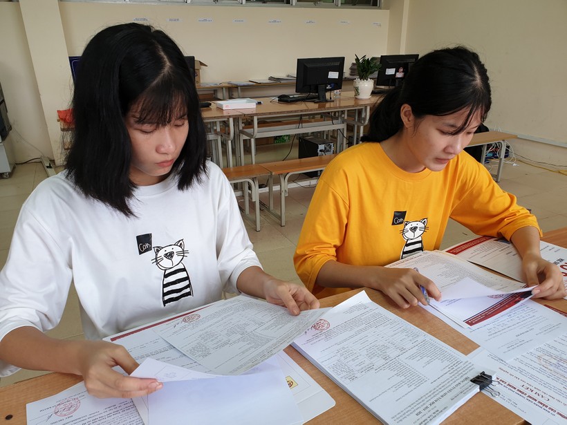 Hai chị em Trinh quyết định làm hồ sơ nhập học trường nghề.