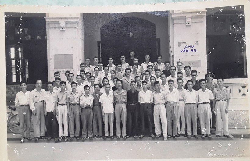 Các GV tiếp quản Trường Chu Văn An năm học 1954 – 1955. 	Ảnh: Nhân vật cung cấp