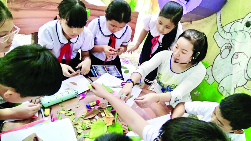 Một tiết học Mỹ thuật ngoài trời của HS Trường Tiểu học Núi Thành (Q. Hải Châu, TP Đà Nẵng)