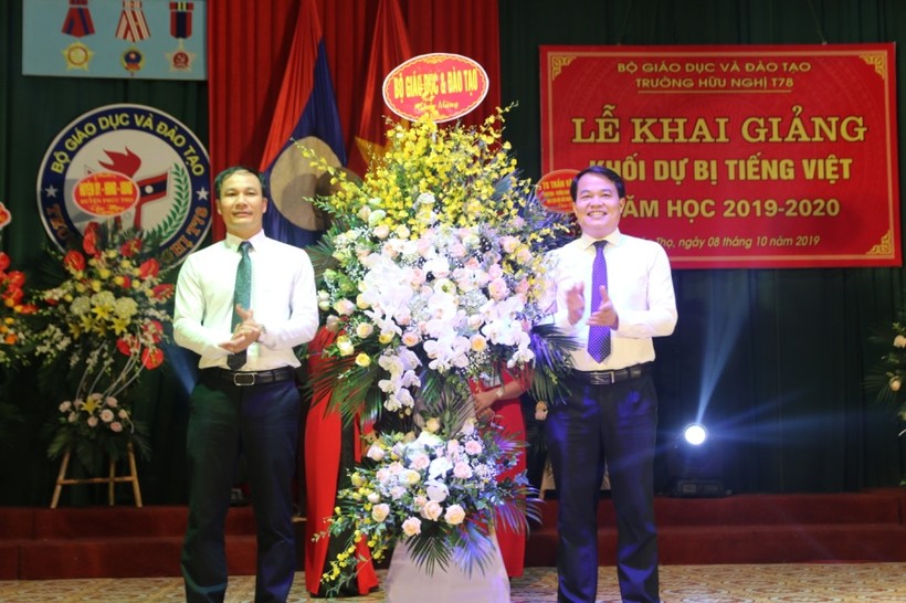 Đồng chí Nguyễn Văn Thanh - Phó Vụ trưởng Vụ Giáo dục dân tộc – Bộ GD&ĐT phát biểu tặng hoa chúc mừng nhà trường.