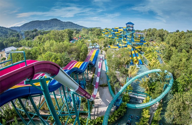 Đường ống trượt nước dài 1.140m ở công viên giải trí Escape Theme Park.