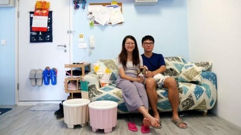 Kathy Tam, 28 tuổi và Louis Lee, 32 tuổi thu xếp được một chỗ ở trong nhà công bởi Lee đã nộp đơn từ năm 2012, nhiều năm trước khi họ kết hôn vào năm 2017.