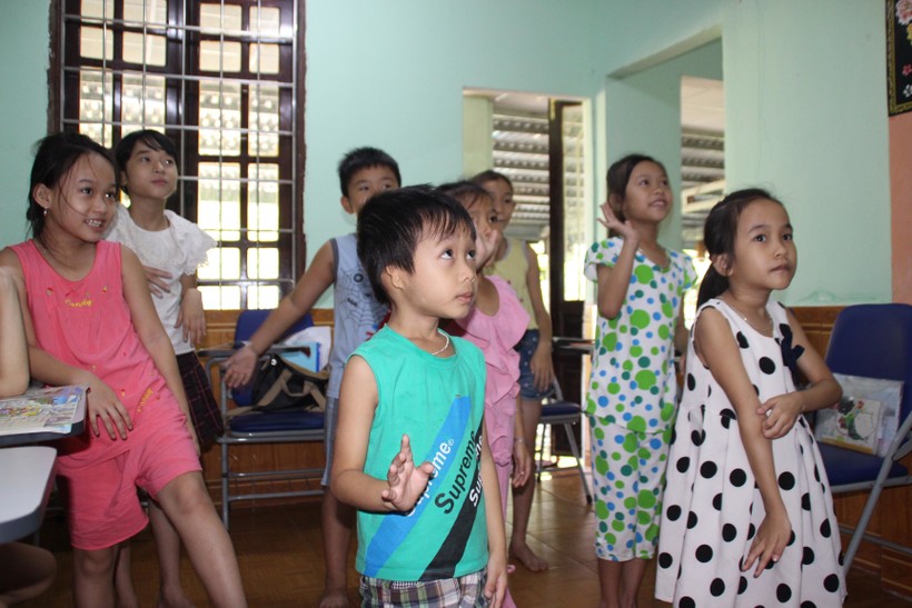 Các bạn nhỏ bắt đầu buổi học với bài nhảy tiếng Anh.