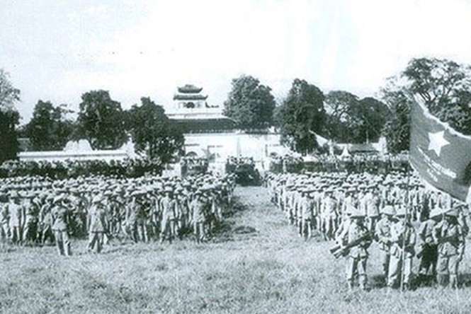 Đoàn quân giải phóng làm lễ chào cờ tại sân Cột Cờ (sân Đoan Môn) - Hoàng thành Thăng Long năm 1954. Ảnh tư liệu