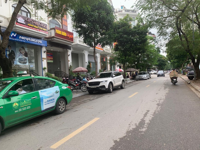 Công an phường Dịch Vọng Hậu “làm ngơ” cho sử dụng lòng đường, vỉa hè trông xe trái phép