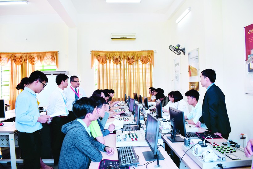 Đoàn kiểm định AUN khảo sát phòng thí nghiệm khoa Điện – Trường ĐH Bách khoa, ĐH Đà Nẵng. 