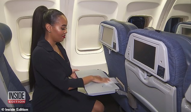 Jamila Hardwick khuyên hành khách nên mang giẻ lau để lau sạch bàn ăn trên máy bay.