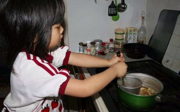 Hàng ngày, bé Hana, 5 tuổi, dậy từ sớm, tự nấu bữa sáng cho mình và bố, rồi chuẩn bị tới trường.
