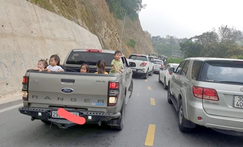 Hình ảnh chiếc xe bán tải chở 5 bé sau thùng xe trên đường lên Tam Đảo khiến nhiều cư dân mạng bức xúc. Ảnh: FB Nguyễn Mạnh Hùng
