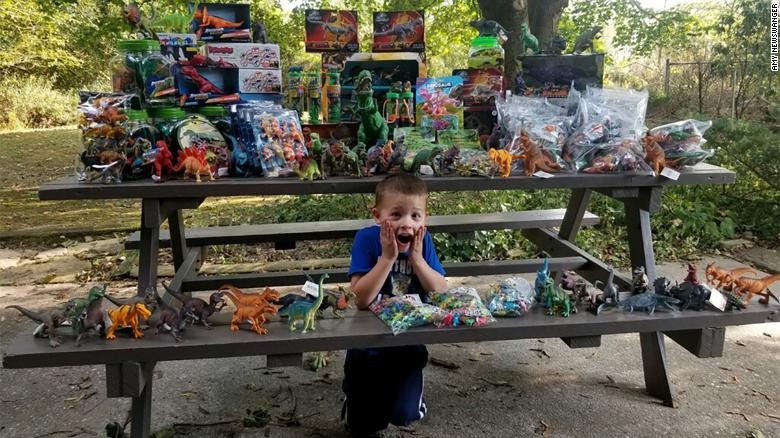 Cậu bé Weston Newswnager đã dành tặng hàng nghìn món quà cho bệnh viện đã cứu sống cậu, ngay trong ngày sinh nhật của mình (Ảnh: CNN).

