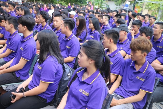  Đông đảo sinh viên nhà trường tham dự ngày hội khai giảng tại ĐH Phú Xuân.