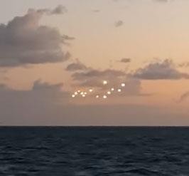 Loạt đốm sáng lơ lửng trên vùng biển Mỹ. (Ảnh chụp từ video).