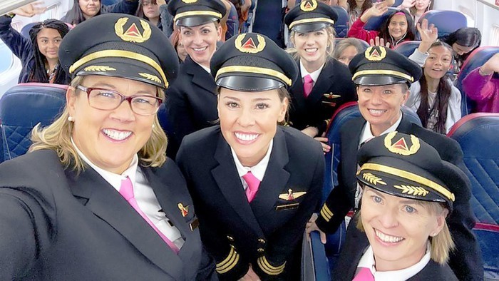 Phi hành đoàn cùng khách nữ trên chuyến bay của Delta Air Lines hôm 6/10. Ảnh: Delta.