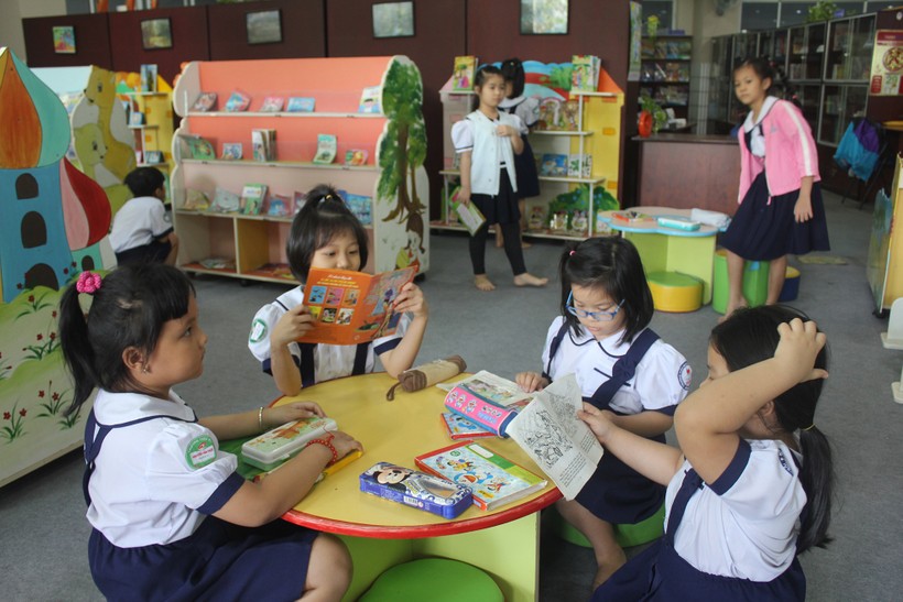 HS Trường TH Nguyễn Văn Trỗi đọc sách tại thư viện