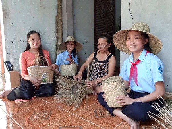 Học sinh và giáo viên tham quan, trải nghiệm tại làng gốm Phước Tích.