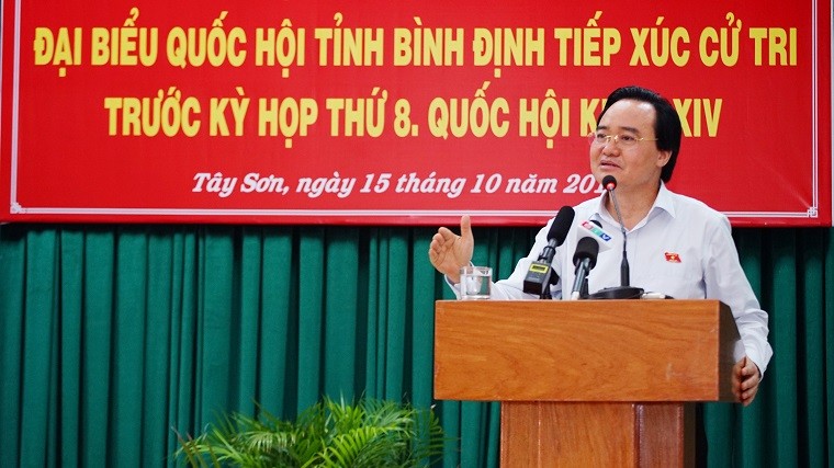 Bộ trưởng Bộ GD&ĐT Phùng Xuân Nhạ phát biểu tại hội nghị tiếp xúc cử tri tại Bình Định. 
