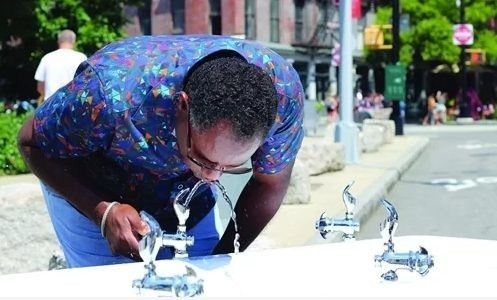 Một người đàn ông uống nước từ vòi công cộng ở New York. Ảnh: NYC Water.