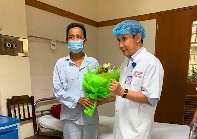 PGS.TS Phạm Như Hiệp – Giám đốc Bệnh viện Trung ương Huế tặng hoa chức mừng bệnh nhân Lê Khắc Tý.

