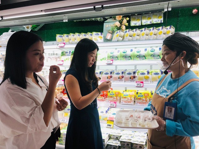Người tiêu dùng Trung Quốc dùng thử sản phẩm sữa chua của Vinamilk tại siêu thị Hợp Mã (thuộc Alibaba) tại tỉnh Hồ Nam.