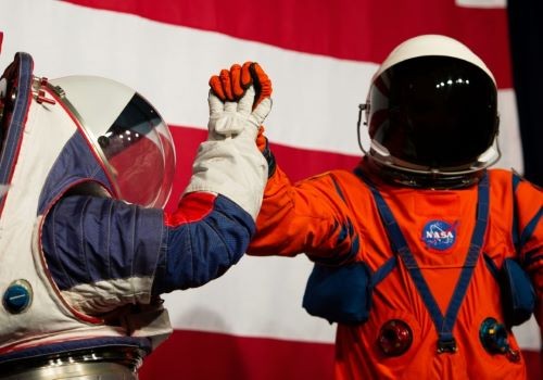 Bộ trang phục không gian giúp các phi hành gia có thể đi lại thoải mái trên Mặt Trăng. Ảnh: AFP.