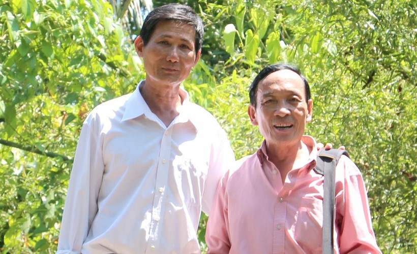 Tác giả bài báo (phải) và thầy giáo Nguyễn Minh Hoàng ở Trà Vinh
