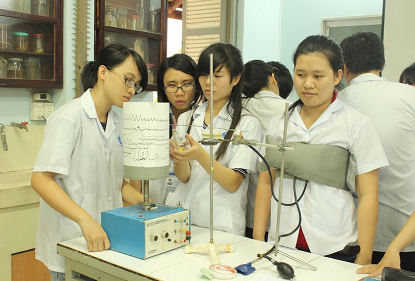 Sinh viên ĐHQG TPHCM trong giờ thực hành thí nghiệm.