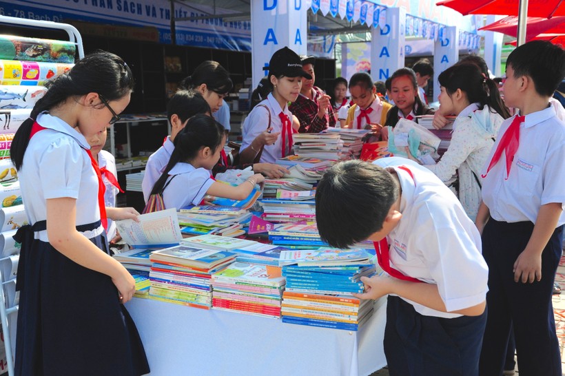 Học sinh TP Đà Nẵng chọn sách trong Ngày hội sách quận Hải Châu năm 2019. 