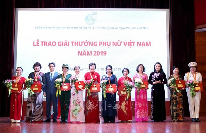 Phó Thủ tướng Vũ Đức Đam và Chủ tịch Hội Liên hiệp Phụ nữ Việt Nam Nguyễn Thị Thu Hà trao giải cho các cá nhân nhận giải thưởng Phụ nữ Viêt Nam 2019. Ảnh: Phương Hoa/TTXVN.