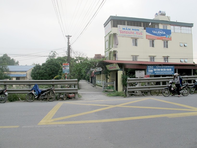 Một lối đi tự mở qua đường sắt quốc gia thuộc địa phận huyện Bình Lục, tỉnh Hà Nam