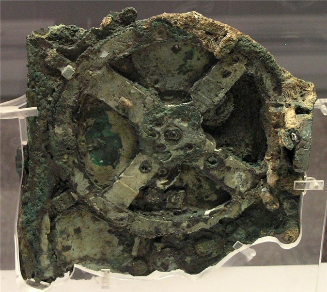 Cỗ máy Antikythera có niên đại khoảng 2100 năm tuổi được phát hiện trong xác tàu đắm năm 1900 là một trong những cổ vật mang bí ẩn ngàn năm khó giải.