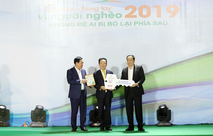 Chủ tịch Đỗ Quang Hiển và Ngân hàng SHB ủng hộ quỹ vì người nghèo 12 tỷ đồng