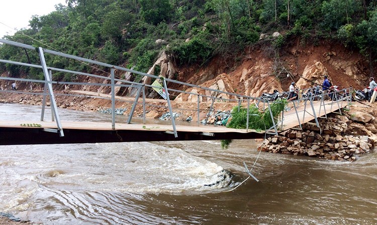 Cầu tạm nối đảo Bình Lập với trung tâm xã Cam Lập bị gãy. Ảnh:Văn Phước.


